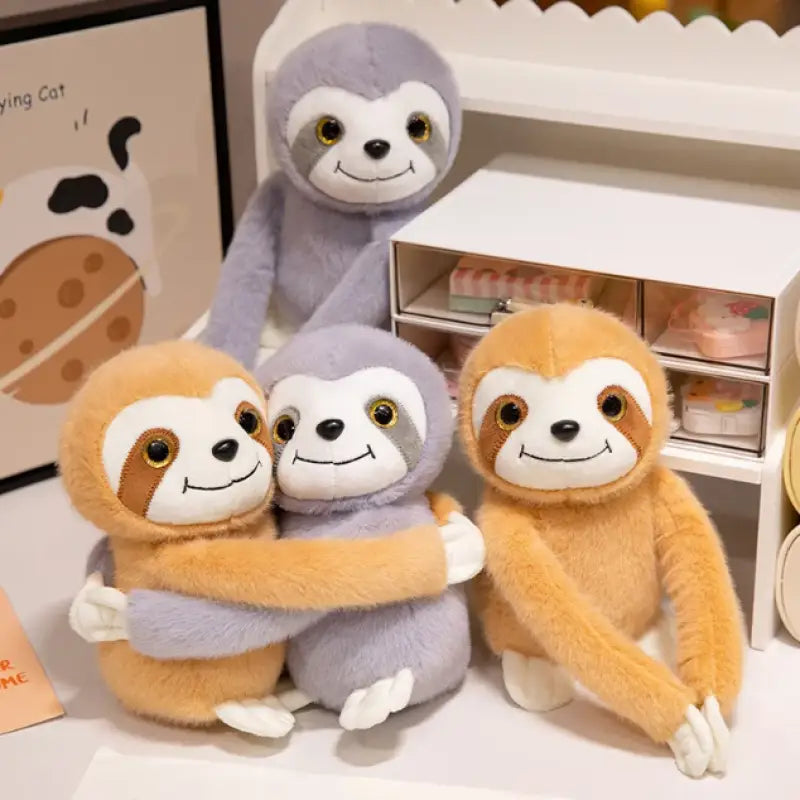 peluche paresseux qui s’accroche