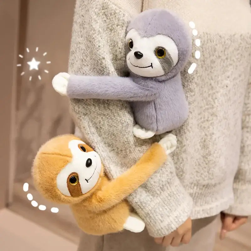 peluche paresseux qui s’accroche