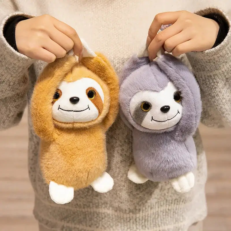 peluche paresseux qui s’accroche