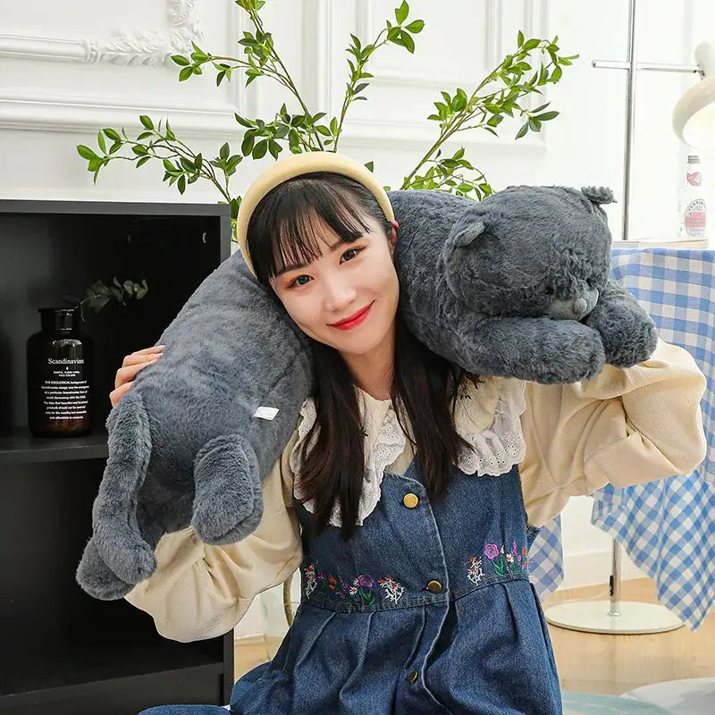 chat en peluche gris