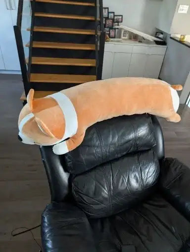 peluche corgi géante allongée sur un fauteuil taille XXL