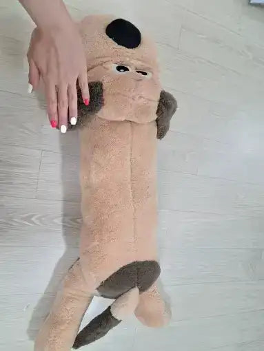 Peluche longue d'un chien marron à museau foncé, idéale comme coussin câlin et jouet pour enfant.