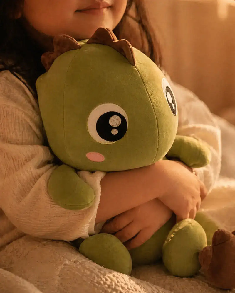 Enfant serrant tendrement une peluche dinosaure dans ses bras