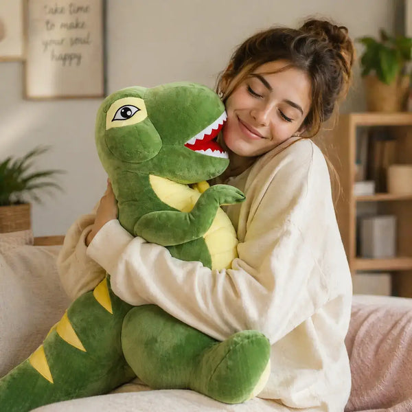 Personne souriante serrant une grande peluche dinosaure dans ses bras