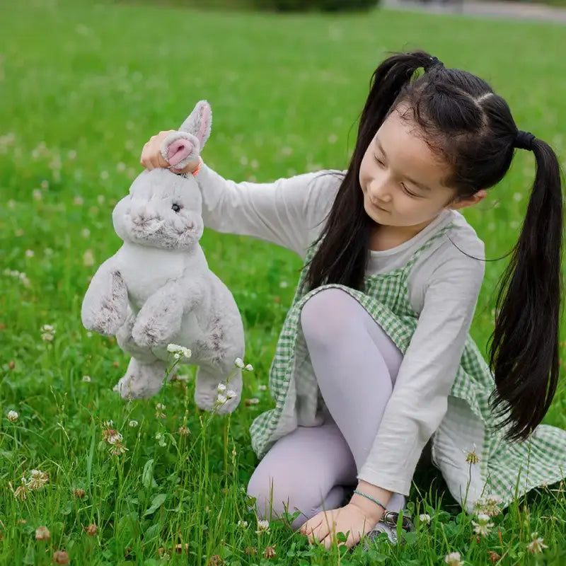 lapin en peluche réaliste