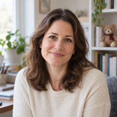 Lucie Martel, rédactrice et testeuse de peluches pour Peluche Avenue, souriante dans son bureau avec un ourson en crochet