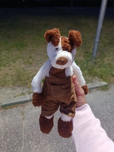 peluche chien habillé salopette marron et blanc en extérieur