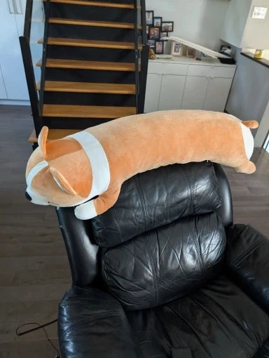 peluche corgi géante allongée sur un fauteuil taille XXL