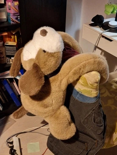 peluche chien lestée 1kg autour d'une chaise