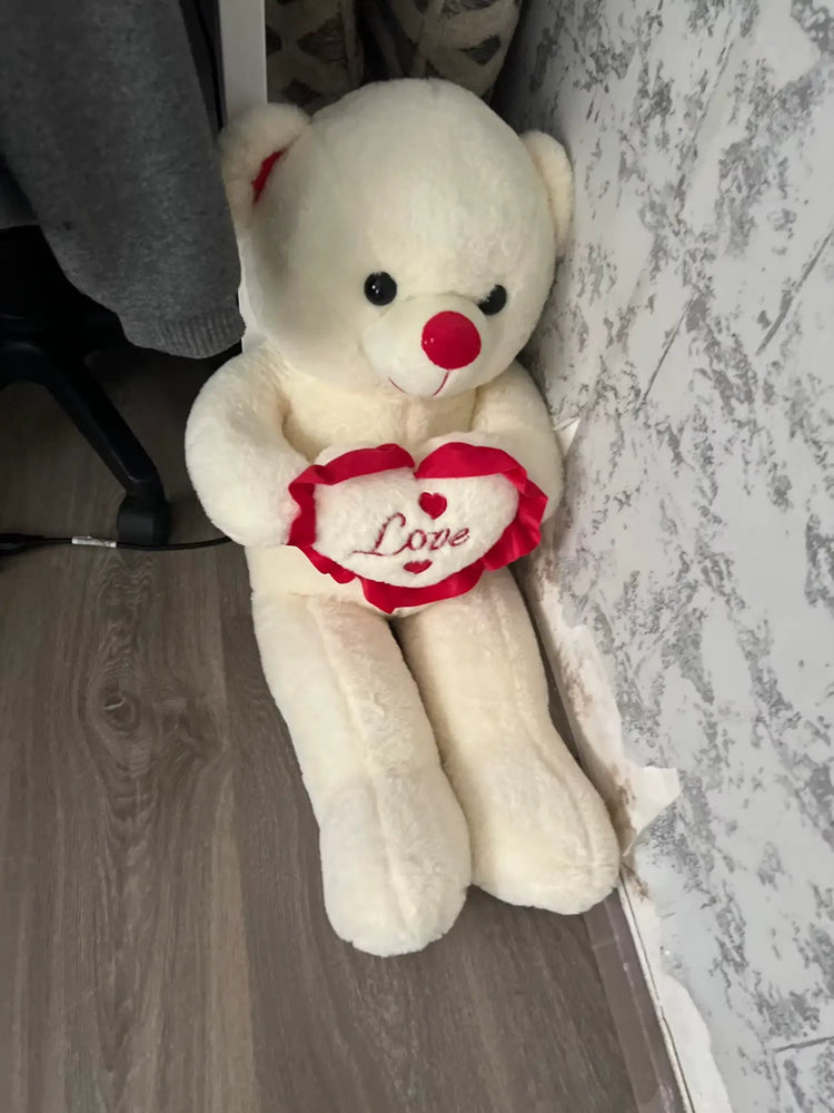 Peluche ours blanc géant tenant un cœur rouge avec inscription Love, cadeau romantique parfait.