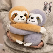 peluche paresseux qui s’accroche