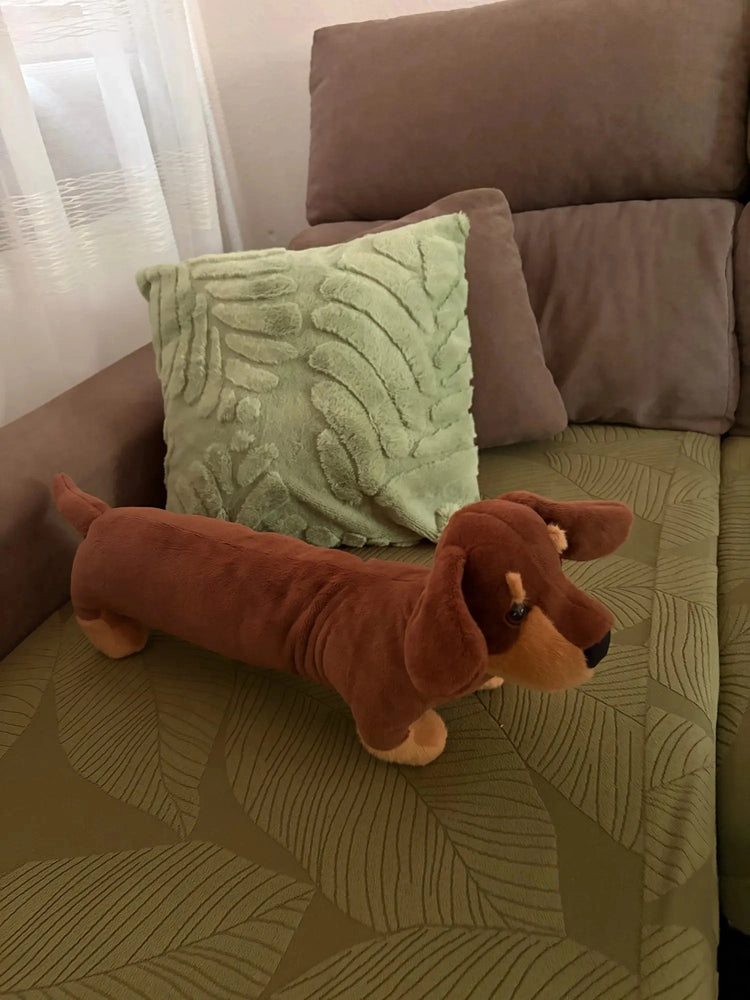 peluche teckel roux allongée grand format sur canapé