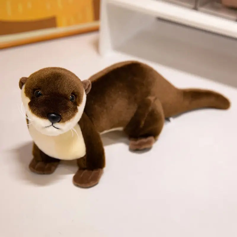 petite loutre peluche - Assis
